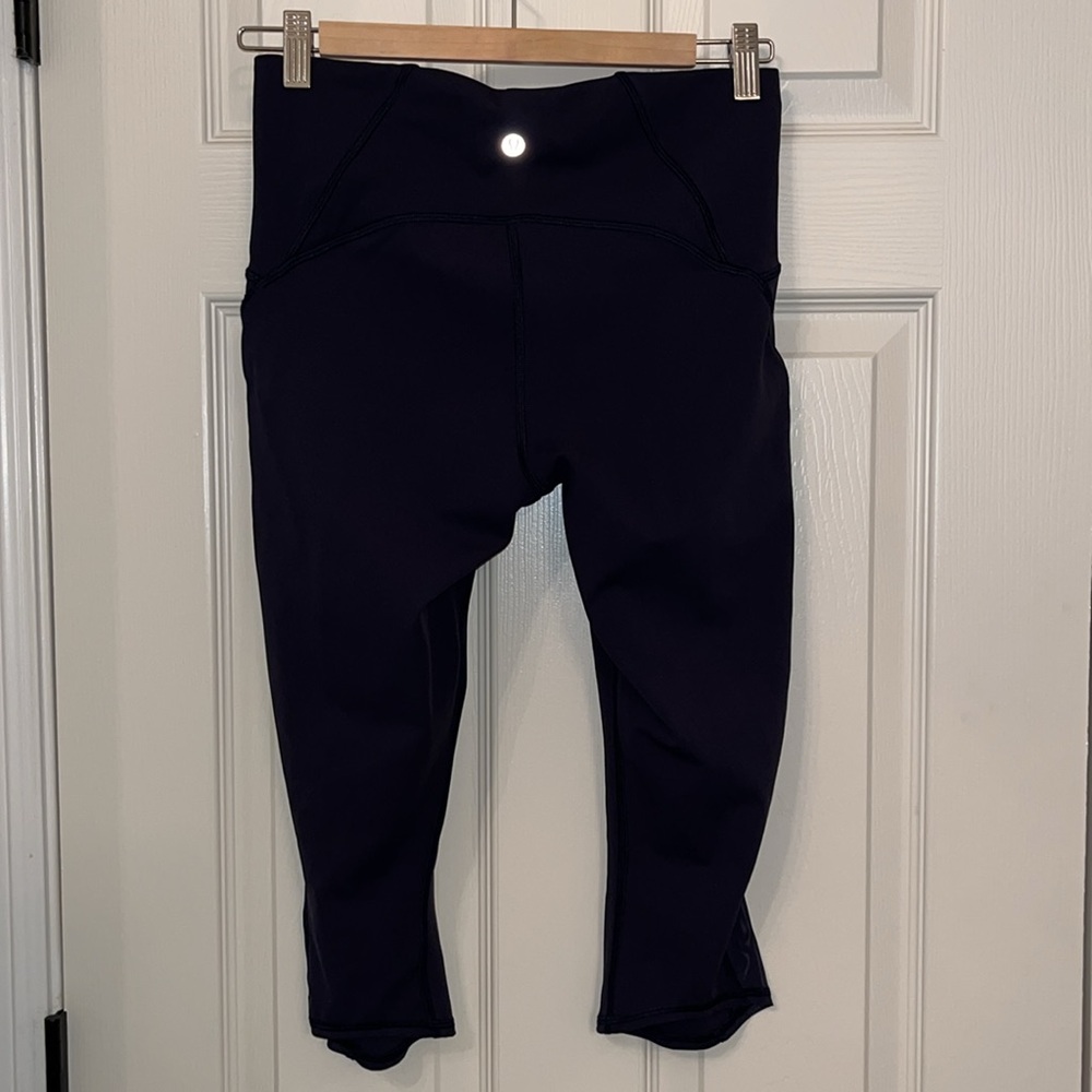 Lululemon Midnight Navy Train Times Crop 17” Size 8 Running Yoga Athletic Capri - Picture 5 of 13